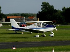 Sie steigen in den Ultraleichtflieger und