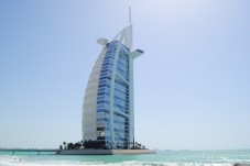 Dubai Top-Sehenswürdigkeiten mit Burj Khalifa besuchen und Armani Hotel Abendessen aus Abu Dhabi