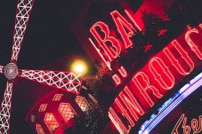 Moulin Rouge Paris mit Dinner-Kreuzfahrt auf dem Eiffelturm