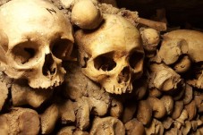 Exklusive Tour durch die Katakomben von Paris mit Guide