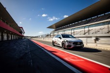 Conduzir um Mercedes AMG CLA45 4 voltas + 1 volta em co-piloto