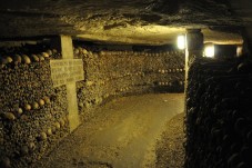 Exklusive Tour durch die Katakomben von Paris mit Guide