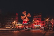 Moulin Rouge Paris mit Dinner-Kreuzfahrt auf dem Eiffelturm