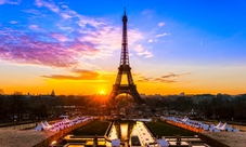 Moulin Rouge Paris mit Dinner-Kreuzfahrt auf dem Eiffelturm